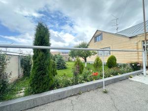 Κήπος έξω από το Chkalovka Guest House With Sevan View