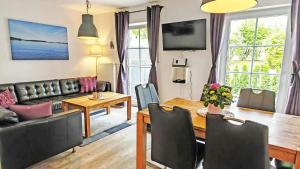 Μια τηλεόραση ή/και κέντρο ψυχαγωγίας στο Ferienhaus am Plauer See für Familien mit Hund