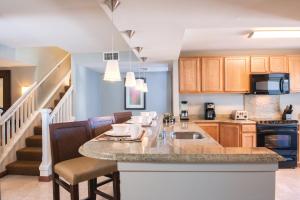 Kuchyň nebo kuchyňský kout v ubytování Wyndham Waikiki Beach Walk 2BR Apartment with Resort Access