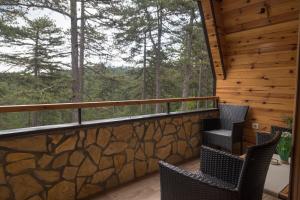 Rõdu või terrass majutusasutuses Apartman Crni bor 2 Tara