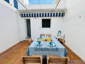 a dining room with a table and chairs at La Casa de la Yaya - Malaga beach! in Málaga