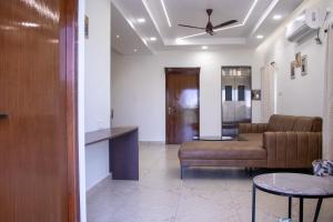un soggiorno con un divano e un tavolo di Luxury Villa Stays a Tirupati