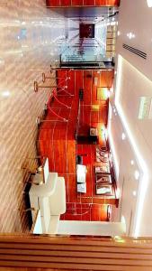 リヤドにあるراحتي هنا 6の壁にキッチンの壁画が描かれた部屋