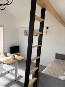 Ένα ή περισσότερα κρεβάτια σε δωμάτιο στο logement de vacances