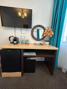 a desk with a mirror in a room at Turquoise Konak in Eforie Sud