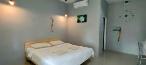 Postel nebo postele na pokoji v ubytování บ้านไม้หอมบูติค สวนผึ้ง + 37 fotografií