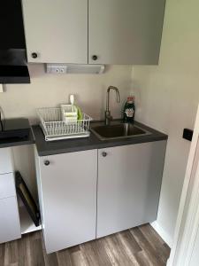 Dapur atau dapur kecil di Gävle hel Lägenhet Stuga i 2 plan 28 m2 Centrum 3 Furuvik 9