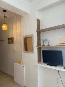 Televízia a/alebo spoločenská miestnosť v ubytovaní ZISIS APARTMENTS No2