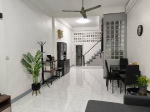 a living room with a ceiling fan and a dining room at Charoen Nakhon 48 House in Godown