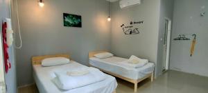 Postel nebo postele na pokoji v ubytování บ้านไม้หอมบูติค สวนผึ้ง