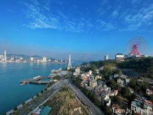 ハロンにあるCăn hộ cao cấp Saphire Best Westernの観覧車付きの市街の景色