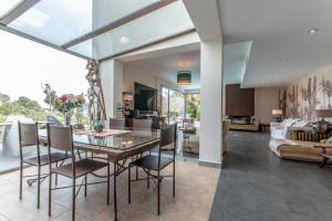 Posezení v ubytování VILLA MANILA - Sa Riera Secluded, Modern, Sea views