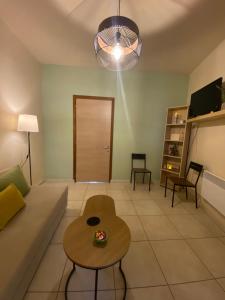 Televízia a/alebo spoločenská miestnosť v ubytovaní ZISIS APARTMENTS No3