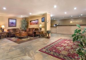 Khu vực ghế ngồi tại Wyndham Flagstaff Resort 1BR Apartment with Resort Access +24 ảnh