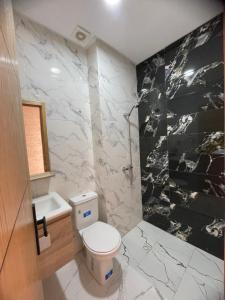 Ένα μπάνιο στο Apparemment propre pour location pour les familles
