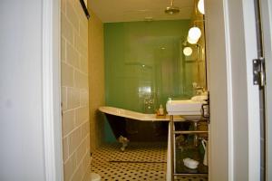 ein Badezimmer mit Badewanne und Waschbecken in der Unterkunft Caminho Gerês - Heritage Eco-Cottage - jacuzzi in Lindoso + 73 Fotos