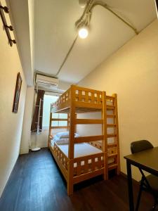 Postel nebo postele na pokoji v ubytování Nomad Hostel East + 37 fotografií