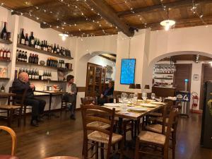 a group of people sitting at a table in a restaurant at Libellula Casa Vacanze in Monte Libretti