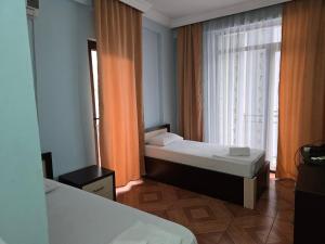 Postel nebo postele na pokoji v ubytování Kazbegi Hotel Batumi