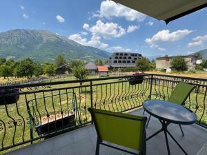 un balcone con tavolo e sedie e vista sulla montagna di Visitor Yard a Plav