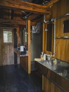 Kuchyň nebo kuchyňský kout v ubytování Robinzonski kamp Žumberak