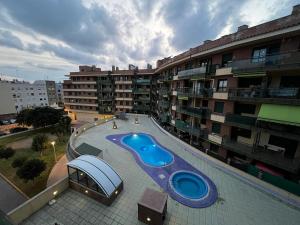 a swimming pool in the middle of a building at Apartamento SOLCAPRI in Benicarló