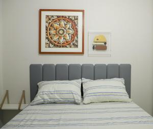 a bed with two pillows and a picture on the wall at Apartamento Atalaia Aracaju 3 quartos in Aracaju +25 photos