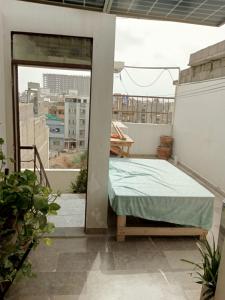 ein Zimmer mit einem Bett auf einem Balkon in der Unterkunft FASTCOM Flat in Karatschi