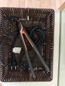 een mand met een schaar en een slang bij Suncheon Doran Doran House in Suncheon