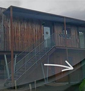 Un edificio con una escalera en frente. en Sonnengarten, en Höchst