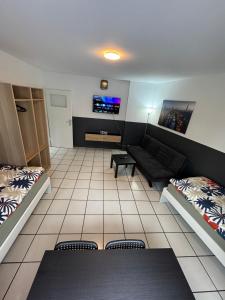 a living room with two beds and a couch at Apartment am Hbf Mönchengladbach MG05 in Mönchengladbach