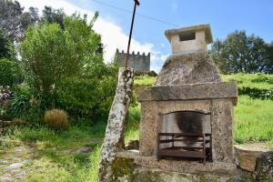 ein alter Steinofen auf einem Feld in der Unterkunft Assento Gerês - Grand Eco-Retreat - jacuzzi views in Lindoso