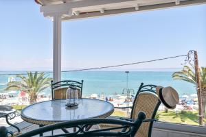 ペフコホリにあるThe Beachfront Escapeのテーブルと椅子と海のあるパティオ