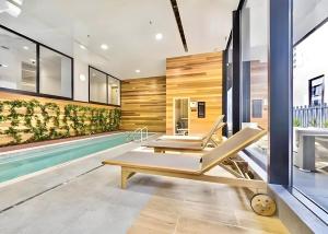 Der Swimmingpool an oder in der Nähe von 2BR Apt Next to Sky Tower with Pool Gym Access
