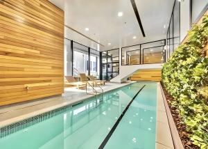ein Hallenbad in einem Haus in der Unterkunft 2BR Apt Next to Sky Tower with Pool Gym Access in Auckland