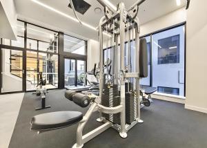 Das Fitnesscenter und/oder die Fitnesseinrichtungen in der Unterkunft 2BR Apt Next to Sky Tower with Pool Gym Access