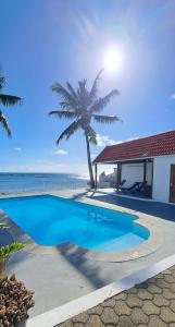 Bazén v ubytování Beachfront Villa Klondike - Private 3-bedrooms nebo v jeho okolí