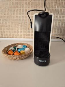 un radiateur posé à côté d'un bol d'œufs colorés dans l'établissement Casa en Cotillo Lagos with Wifi & Netflix, à El Cotillo