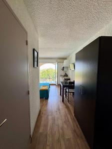 corridoio con soggiorno e sala da pranzo di Saint-Florent studio vue piscine a Saint-Florent