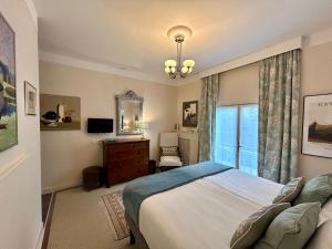 une chambre avec un lit et une fenêtre dans l'établissement La Villa de Chinon, à Chinon