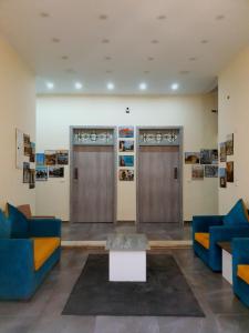 un vestíbulo con 2 puertas de madera y una mesa en زافيرو محطه الرمل للعائلات فقط - families only, en Alejandría