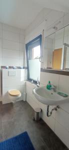 Koupelna v ubytování Gemütliche Ferienwohnung mit großer Dachterasse in gehobener Wohngegend + 12 fotografií
