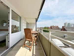 a wooden chair sitting on a balcony with a view at Dreizimmerwhg im Zentrum Westerland, Hanseatenhaus App 34 Balkon und Garage in Westerland (Sylt)