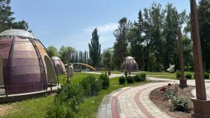 Un jardín fuera de Apartaments Ozernaya