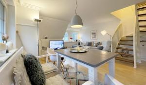 Posezení v ubytování Landhaus Süderhof App 15 in Keitum mit Pool und Sauna