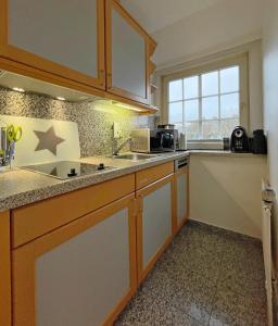 Kuchyň nebo kuchyňský kout v ubytování Landhaus Süderhof App 15 in Keitum mit Pool und Sauna