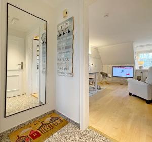 TV a/nebo společenská místnost v ubytování Landhaus Süderhof App 15 in Keitum mit Pool und Sauna