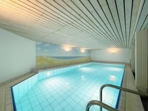 Bazén v ubytování Landhaus Süderhof App 15 in Keitum mit Pool und Sauna nebo v jeho okolí