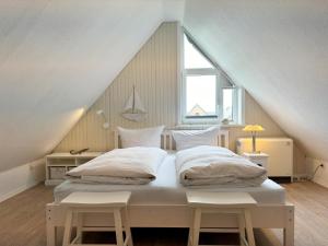 a bedroom with two beds in a attic at Ferienwohnung in Tinnum auf Syt in Tinnum