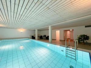 Bazén v ubytování Landhaus Süderhof App 15 in Keitum mit Pool und Sauna nebo v jeho okolí